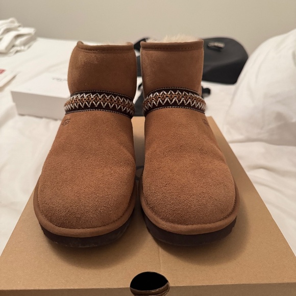 Women’s Classic Mini Crescent UGGS - Picture 1 of 5